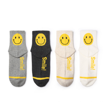 Benutzerdefinierte Großhandel Mode heißes lächelndes Gesicht süßes Design Lustige Freizeitmädchen Frau Happy Socken